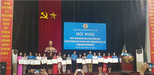 Đồng chí Nguyễn Thị Mai nhận khen thưởng “Gia đình công nhân viên chức lao động tiêu biểu” năm 2020. 